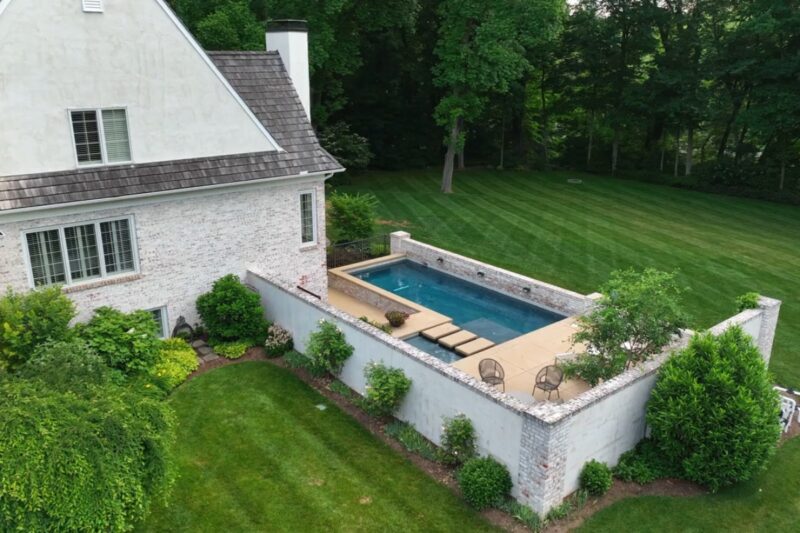 prikaz bazena u dvorištu