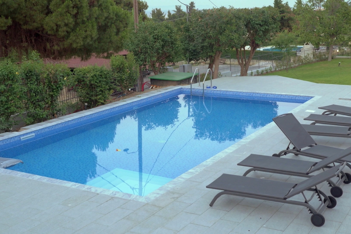 prikaz bazena u dvorištu