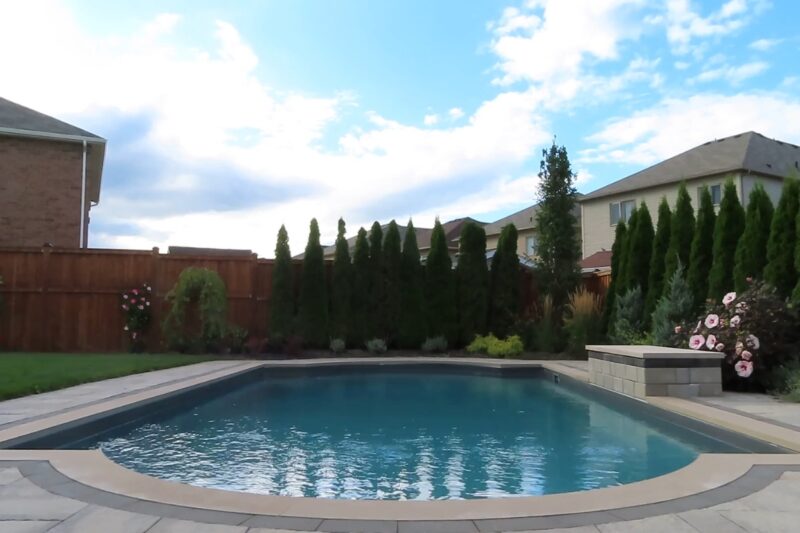 prikaz betonskog bazena u dvorištu