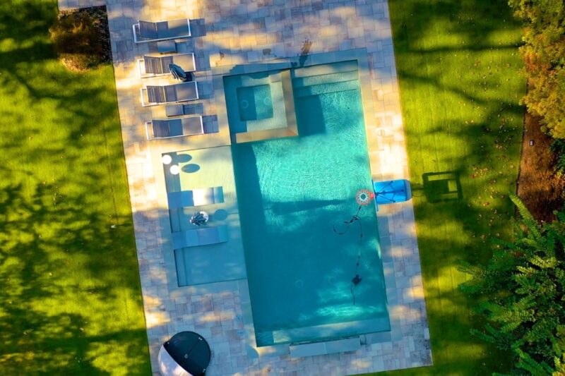 prikaz velikog lepog bazena u dvorištu